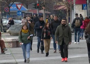 1 në 2 qytetarë në Tiranë beqarë. Mbizotërojnë të rinjtë, nuk mungojnë as të moshuarit
