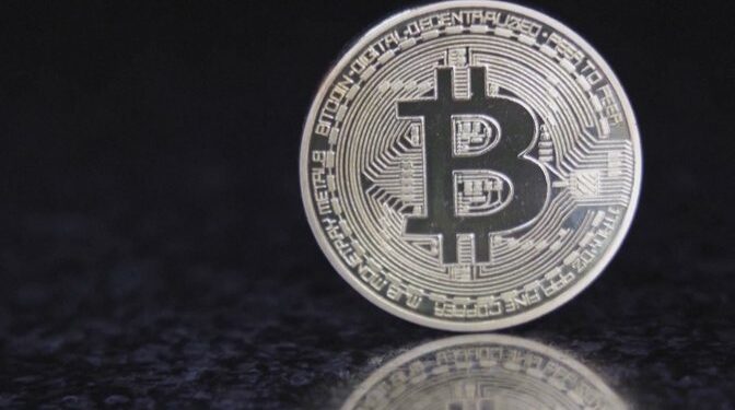 Bitcoin i afrohet 100 mijë dollarëve, në rritje dhe kriptomonedhat e tjera. Shkak, fitorja e Trump