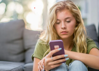 Mbretëria e Bashkuar shqyrton ndalimin e mediave sociale për të miturit nën 16 vjeç