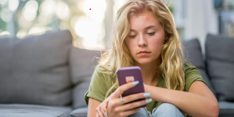 Mbretëria e Bashkuar shqyrton ndalimin e mediave sociale për të miturit nën 16 vjeç