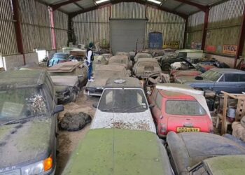 Një thesar i fshehur në magazinë, zbulohen Bentley, Jaguar, Porsche dhe Rolls-Royce me vlerë mbi 1 milionë paund