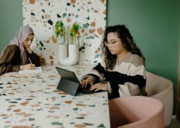 Vetëm 1/8 e grave negociojnë ofertat e punës