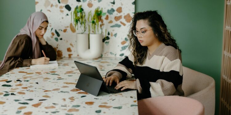 Vetëm 1/8 e grave negociojnë ofertat e punës