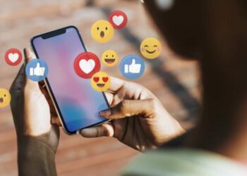 Gati gjysma e të rinjve të BE-së janë të ekspozuar ndaj abuzimit në internet, zbulon një raport i ri