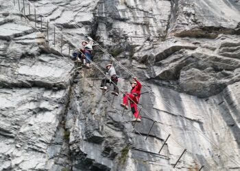“Shkalla e Qiellit”, një shëtitje mahnitëse mbi re duke sfiduar të pamundurën