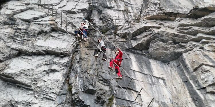 “Shkalla e Qiellit”, një shëtitje mahnitëse mbi re duke sfiduar të pamundurën