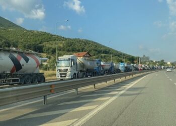 Kosovë-Shqipëri, rikthehet skanimi i autoboteve me naftë në kufi