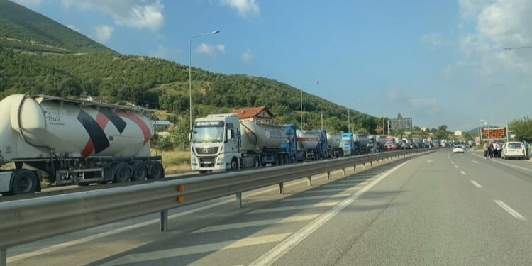 Kosovë-Shqipëri, rikthehet skanimi i autoboteve me naftë në kufi