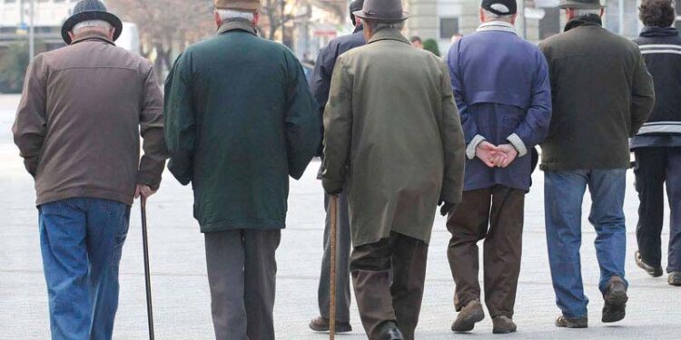 Shqipëria po plaket me shpejtësi, ekspertët: Nevojitet plan për moshimin dhe kujdesin në banesë