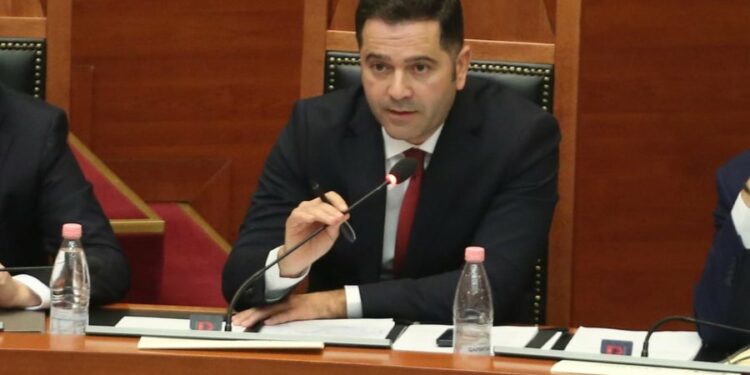 Kushtetuesja shfuqizoi nenin diskriminues, Ministria e Financave: Brenda dhjetorit profesionistët e lirë do të marrin paratë mbrapsht