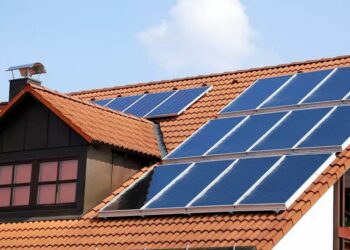 Ligji i ri për efiçencën e energjisë: Duke filluar nga viti 2026, bizneset dhe banesat do të pajisen me panele diellore