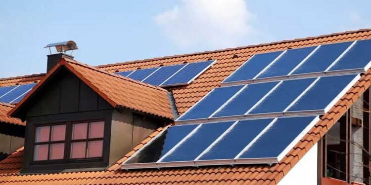 Ligji i ri për efiçencën e energjisë: Duke filluar nga viti 2026, bizneset dhe banesat do të pajisen me panele diellore