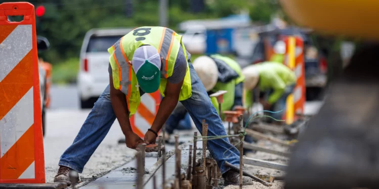 Dalin shifrat/ Ja sa është tkurrur fuqia punëtore në dy dekada në Shqipëri