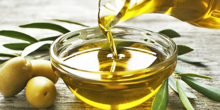 Më pak vaj ulliri, rritet lehtë çmimi: Një litër po kushton 800 lekë