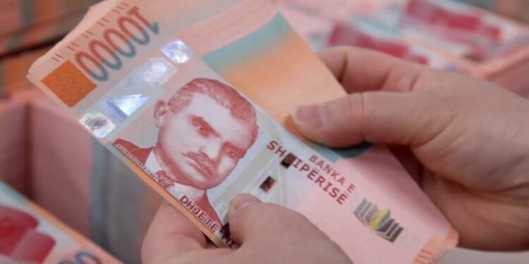 Jo më cash në gjthcka, propozohet një tavan 700 euro për pagesat në dorë