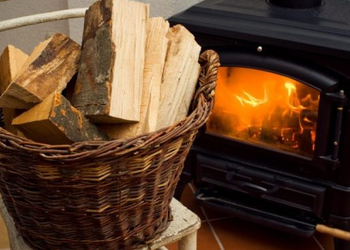 Me çfarë ngrohen shqiptarët? Më shumë dru zjarri, ndjekur nga energjia elektrike, më pak panele