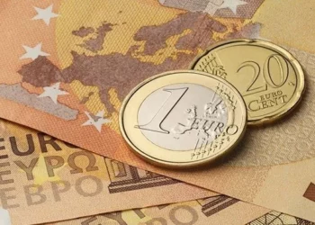 Pikiata e fortë e euros. Cfarë duhet të bëjnë qytetarët dhe bizneset?