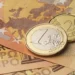 Pikiata e fortë e euros. Cfarë duhet të bëjnë qytetarët dhe bizneset?