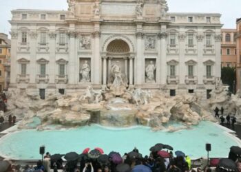Rihapet “Fontana dei Trevi”, por me rregulla të reja për turistët