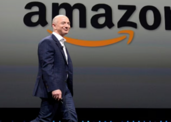 Jeff Bezos tregon si paga e ulët i krijoi pasuri të madhe