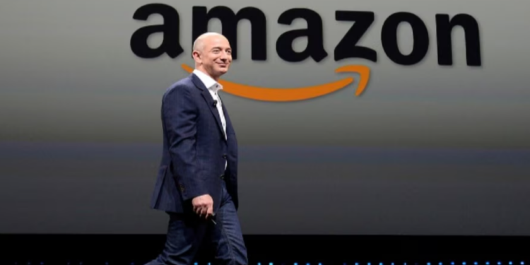 Jeff Bezos tregon si paga e ulët i krijoi pasuri të madhe