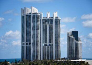 Mes tyre edhe kulla e Donald Trump, pallatet luksoze po i merr deti