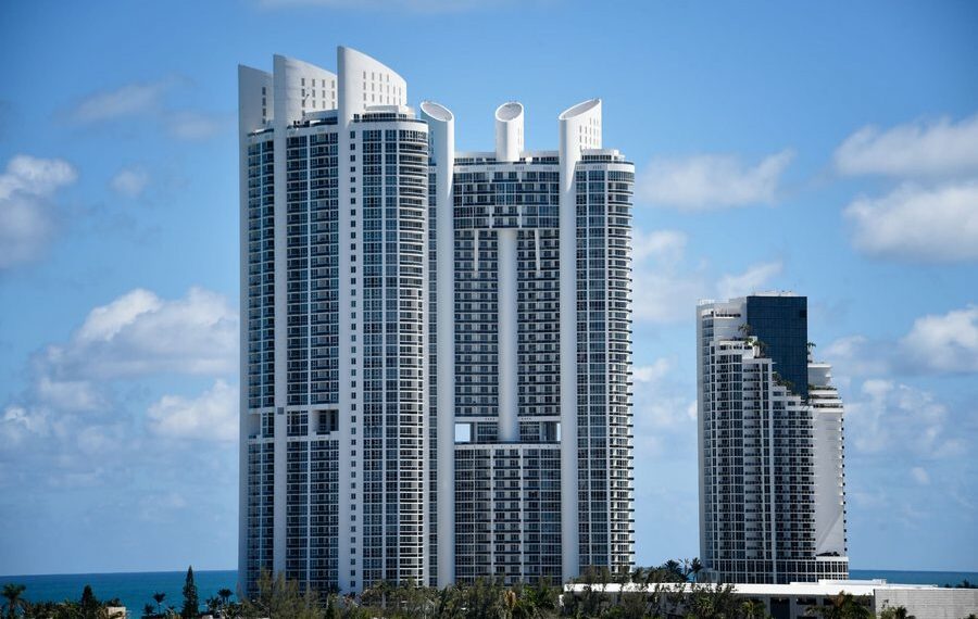 Mes tyre edhe kulla e Donald Trump, pallatet luksoze po i merr deti