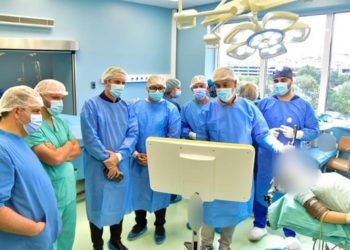 Pas Shqipërisë “hemorragjia” e bluzave të bardha prek Kosovën, mbi 100 mjekë të larguar në 2024