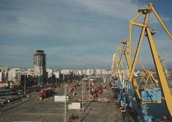 Lufta po zbeh edhe modën shqiptare, manifakura në Shqipëri pritet të reduktohet në 30% deri në fund të vitit