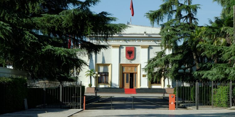 Kuvendi kërkon para shtesë, deputetët shpenzuan 400 mijë euro në 8 muaj për udhëtime jashtë vendit