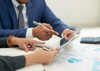 Profesionistët e lirë rrezikojnë rimbursimin – Tatimet: 18 dhjetori afati i fundit për ata që s’kanë deklaruar ende llogaritë bankare