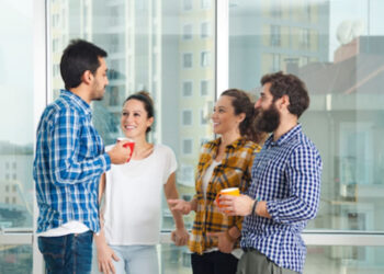 Për këto gjëra mos flisni kurrë në punë