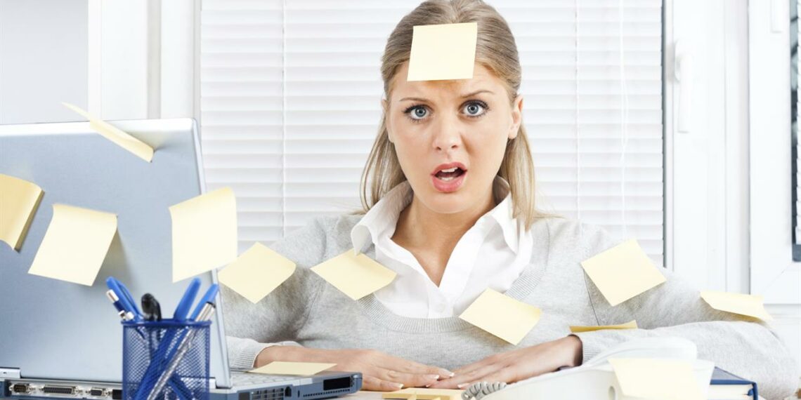 Si t’i menaxhoni situatat stresuese në vendin e punës?