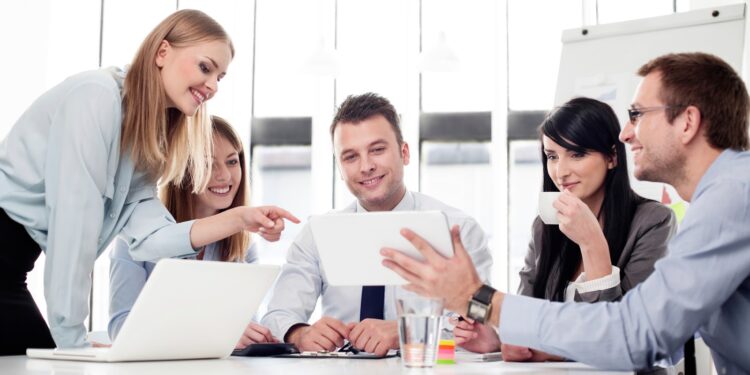 Si t’i ndreqni marrëdhëniet me kolegët në punë?