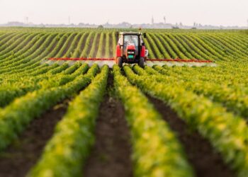 Një traktor punon tokat e 550 fermerëve! – Në territorin e vendit janë aktivë rreth 3500 makineri bujqësore