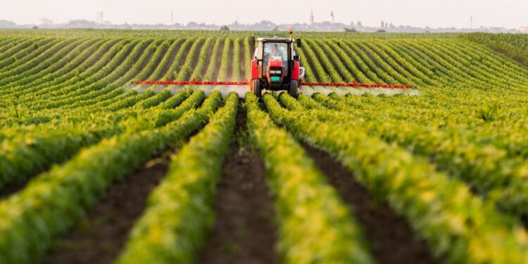 Një traktor punon tokat e 550 fermerëve! – Në territorin e vendit janë aktivë rreth 3500 makineri bujqësore