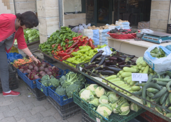 Inflacioni stabilizohet në 2%, por ushqimet po shtrenjtohen