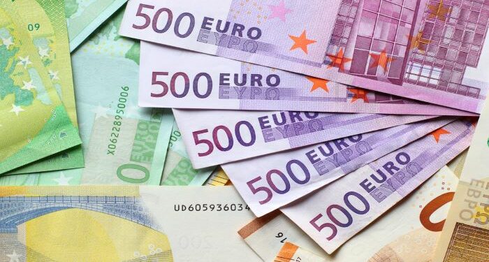 Viti nis me rritje të valutave, ja sa shkëmbehet euro dhe dollari