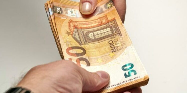 A do të rritet euro mbi 100 lekë? Ja parashikimi i agjentëve të këmbimit valutor