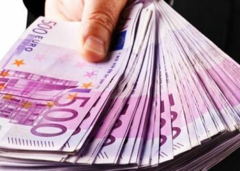 Euro drejt 100 lekë, arsyet e rritjes së beftë