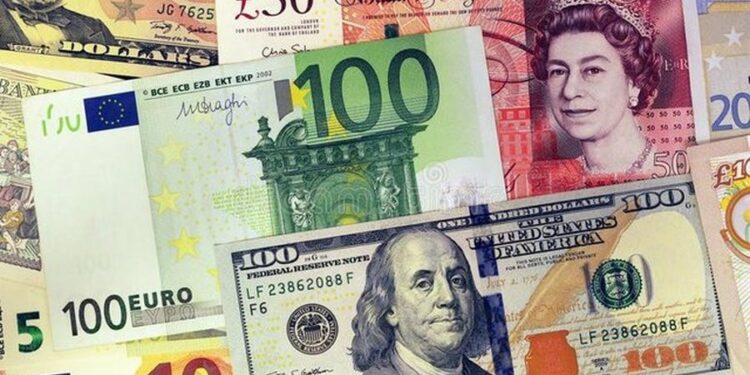 Paralajmërimi i ekspertit: Paundi britanik mund të bjerë deri në 1,15 dollarë