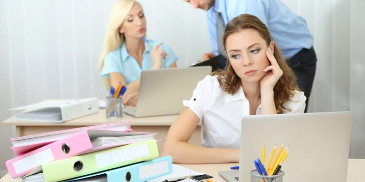 14 gjëra që s’duhet t’i “merrni” me vete në punë