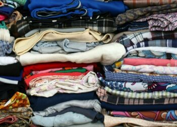 Pse shqiptarët blejnë rroba të përdorura? Në rritje importi i veshjeve të dorës së dytë