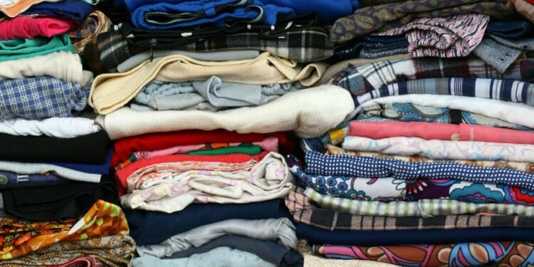 Pse shqiptarët blejnë rroba të përdorura? Në rritje importi i veshjeve të dorës së dytë