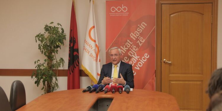 Shoqata e Bankave apel qytetarëve: Kujdes nga faqet e rreme që kërkojnë të dhëna bankare