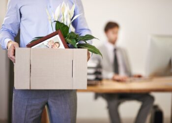 3 frazat që shefat përdorin kur duan t’ju pushojnë nga puna