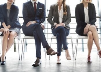 Veshja në intervista pune, këshilla ekspertësh për çdo industri