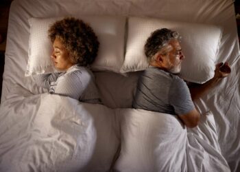 A kanë gratë nevojë për më shumë gjumë se burrat?