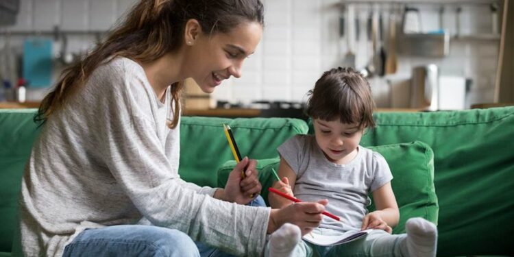 Keni të punësuar dado apo ndihmëse për pastrim? Procedura si t’i deklaroni