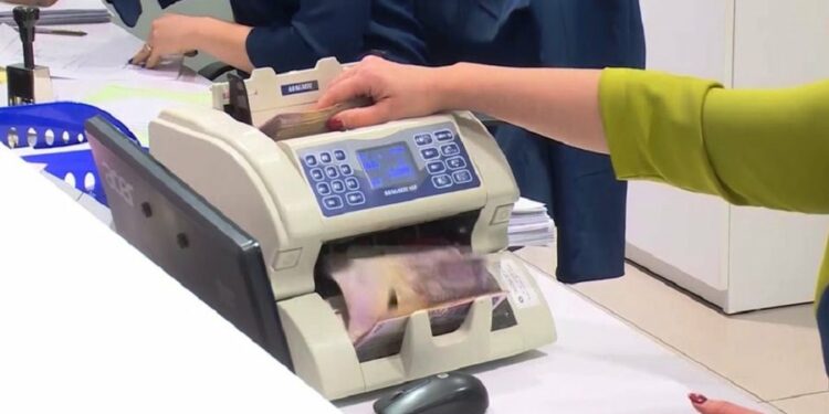 Kursimet e qytetarëve në banka, interesi mesatar zbret në 1.9%